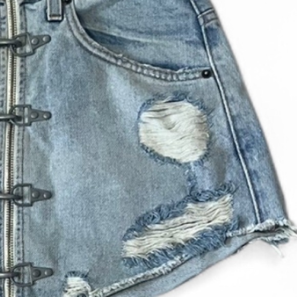 Carmar LF Beatrice Distressed Blue Denim Mini Skirt Size 26. Front zipper - Picture 10 of 11